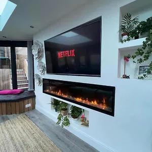Modern 3 Bed - Sleeps 6 With Hot Tub Bath